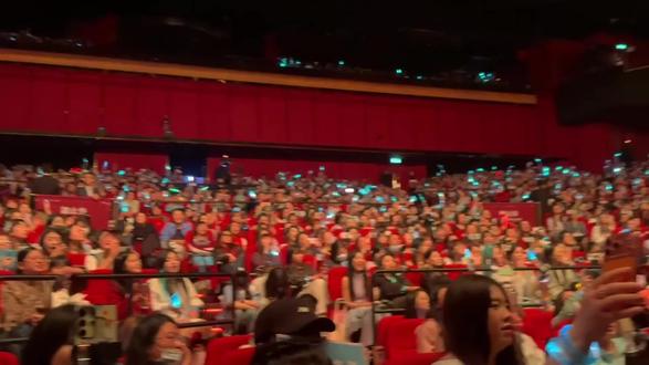 云熠澳门演唱会,三次顶级谢幕,最高谢礼!
郝熠然为了控制自己的情绪,掐自己的大腿,感动!感恩!
#云熠澳门演唱会#云旗#郝熠然