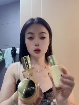 衰老是什么?衰老就是你的皮肤松垂、垮塌、黑,你不要不在乎你皮肤每天下垂的0.02mm,你不要小看你每天做的那个抗衰。20岁的颜值是底子,30岁的肌肤是保养,40岁的容颜是积累。女人之间拉开差距的绝对不是你天生的那个好底子,而是你对美的那份坚持。抗衰是需要天天坚持的,一个生命最好的状态就是学会做自己的爱人。你只要爱自己深一点,那么你脸上的皱纹它就会浅一点。 来吧!皮肤粗糙暗黄,脸上有各种纹纹璐璐的你把森洣夜皇后抗皱三件套安排上,简简单单涂涂抹抹,白天正常护肤,晚上做灌肤,你会发现你比同龄人衰老的慢!