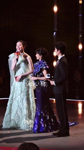 这养眼的场景我看不够呀!
优雅气质的赵雅芝老师,礼服布灵布灵真的很高贵。
专业灵动的偶像禧禧🥰#冯禧 #赵雅芝 #深圳卫视
还有莫名可爱的孙熹之
咦🤔好眼熟的场景
原来是上个月的光从东方来刚看过三位老师同台
期待未来多多合作🥰