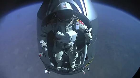 2012年,世界跳伞第一人,从39000米太空一跃而下打破人类极限。