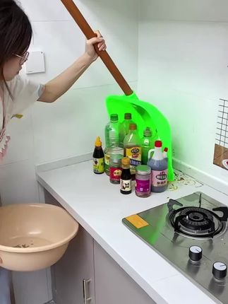 厨房的拐角的地方可以放置这个三角调料置物架,多层收纳,大小调料瓶罐都能放置收纳,不占空间拿取方便 #三角置物架 #厨房好物 #家庭厨房 #厨房生活