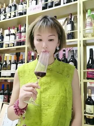 我们如果抽不出时间来学习提升和改变自己,那么我们将花费大量的时间来应付自己不想要的生活。人生无悔就是折腾,折腾对了改变生活,折腾错了就是保持原状,所以呢资管能力大胆的去尝试。加油!#女人带菩提带来好运和福气