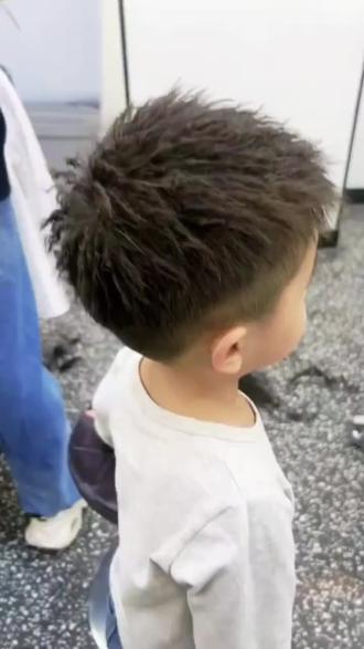 在家就能给自己安排上超火的男士锡纸烫啦!
看这效果👉 左边是烫完后清爽利落的摩根纹理,右边是正在用锡纸做造型的过程,根根立起的立体感直接拉满💈
自带全套工具和教学视频,手残党也能跟着操作,烫完秒变痞帅潮男,不用再花大价钱去理发店排队了!#男士锡纸烫#在家烫发教程#痞帅发型#男生发型推荐#自己动手做造型