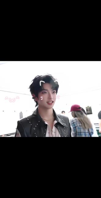 小嘴叭叭的说啥呢 让王橹杰亲一口