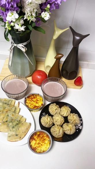 #真实生活馆 包包子剩的馅包了拇指煎包,包煎包剩的皮做成了千层饼,做饭做久了,你会发现很多美食可以DIY#自制早餐