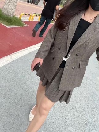 #创作者中心 看不见的伤疤是最疼的,流不出的眼泪 是最委屈的,心底表达不出来的情绪才 最压抑的这世上最痛苦的事,莫 过于笑上眼泪掉下!来,而这世上 最室息的沉默便是千言万语堵在胸口最终,却只能化作一声无奈的叹息!#每天穿搭分享 #时尚穿搭