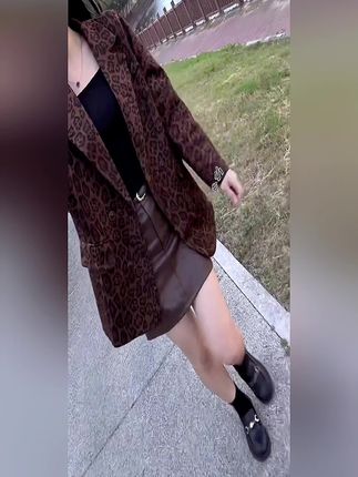姐妹们,这件豹纹西装真的太绝了!它是那种很正的卡其色,搭配经典的西装版型,上身效果超级显气质,而且还是今年超火的豹纹元素,上身秒变时髦精。不管你是搭裙子还是配裤子,都能轻松打造出高级感十足的秋日穿搭,喜欢这种风格的女生千万别错过!