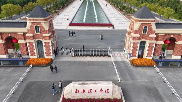 第一次是朋友带着我去的#南通理工学院 #这是你理想中的学校吗 #学校梦开始的地方 #戒断反应 #2026级新生