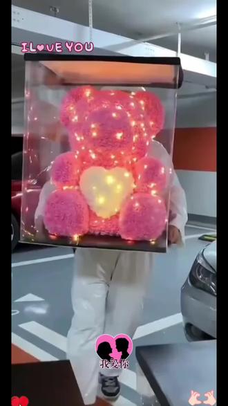 2月14日情人节礼物 其实女孩子很好哄的呀 提前给她准备情人节礼物 一个不会凋谢的永生花玫瑰熊 她就会开心一整天#用心准备的礼物才是惊喜 #永生花礼盒 #表白神器