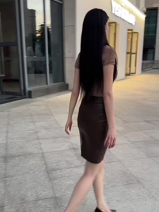 超级柔软舒适的包臀半身皮裙 秋冬搭配的不二选择#皮裙搭配
