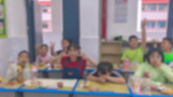 班队活动 石头剪刀布,凭运气吃零食,抢零食就看学生的反应,转圈圈弹瓶盖,看学生的眼力劲#六一儿童节快乐活动 #班级游戏 #校园生活 #趣味游戏比赛 #快乐的一天又结束了