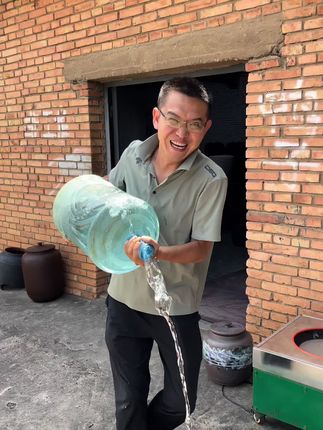 哇塞,又开始倒水在我们家这个缸里面了#建水紫陶 #高端茶器
