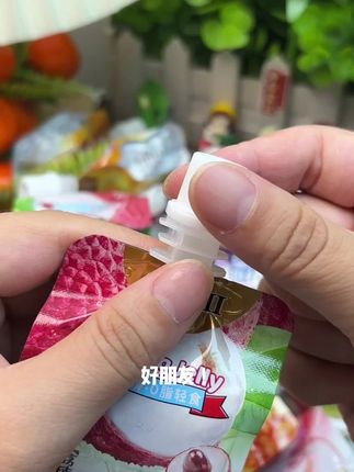 吸吸果冻这波也太卷了!到手直接12支,这价格真的挖到宝了!每一口都是超浓郁的果汁味,放冰箱冰一下再吃,清爽又解腻,凉丝丝的巨过瘾,囤着当下午茶、追剧小零食都超合适! #零食推荐 #吸吸果冻 #儿童零食 #酸酸甜甜 #平价零食