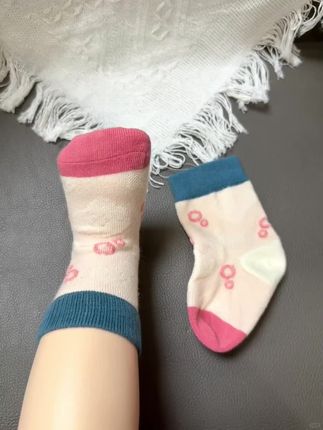 粉蓝CP袜袜🧦萌宝脚上的小海洋🌊 吹爆这双婴儿无骨袜‼️粉蓝撞色太治愈啦~ 像把棉花糖穿在脚上☁️无骨缝合巨柔软‼️ 螺纹口松松不勒脚,胖宝宝翻滚也不掉跟~ 搭配连体衣秒变ins风萌主,疯狂拍照中‼️ #宝宝袜子 #儿童洋气袜子 #新生儿袜子  #宝宝袜子推荐  #软软的袜子