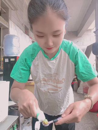 经常熬夜嘴巴难闻的要命,有口汽还皇,朋友推荐这个#口香糖牙膏 挺好用的,刷完的嘴巴香香好闻#牙膏 #自用好物分享 #