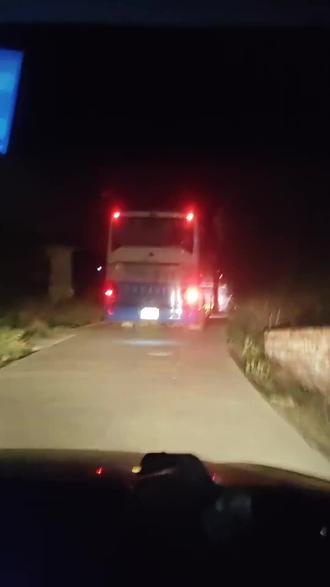 跟着大巴车走山路十八弯避开堵车#一车一江湖 #返程路上 @DOU+小助手