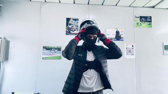 头盔一戴,谁都不爱;#卡丁车 #飞驰国际赛车公园