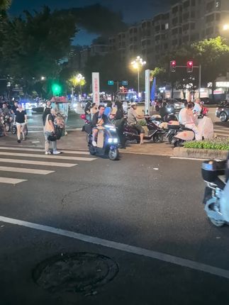 发毒纸巾, 工作人员特点:戴口罩、带帽子、背大包、穿好换装衣服(当时温度36度)、纸巾广告医院为妇科、医院就在发毒纸巾附近、纸巾只发给女性#街头随拍 #大街上看到的一幕🔥