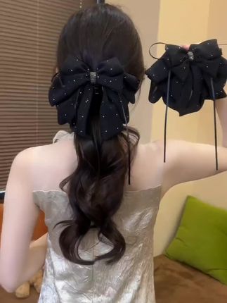 扁头的姐妹看过来,这是不是你们想要的梦中情头?你就这样一盘一夹,两步轻松搞定,真的太显气质了!后脑勺扁平的姐妹一定要去试一下这款飘带抓夹,它是这种三层蝴蝶结设计的,就这。随便一家都能做到更好的显发量,关键还有更多的用法。#修饰脸型 #发饰头饰 #扎发教程 #抓夹教程 #抓夹发型 @巨量千川
