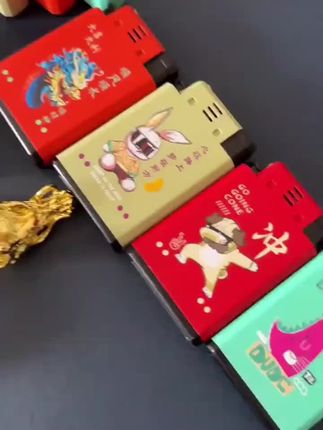 网红金属双火打火机国潮卡通创意十二生肖炫酷个性户外时尚潮流#好东西一起分享 #新奇特创意 #男神必备 #快来看看 #送男友的礼物   运费险 .7天无理由退货  .极速退款 48小时内发货,晚发即赔 湖北省武汉市发货  免运费 产品参数 火焰特点          直冲 点火方式          电子点火 防风                 功能 铁                     材质 风格                  国潮                          潮流                          生肖 货号                  双火打火机 工艺                  彩绘 颜色                  金色 适用场景           家用 组合件数           单件 图案                  字母