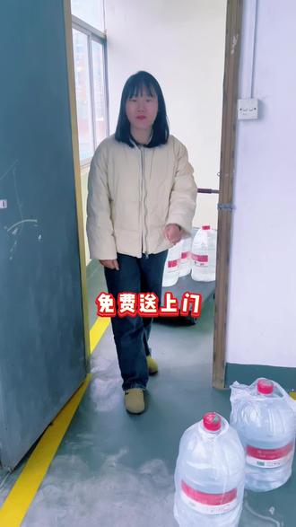 农夫山泉12.3L 拍一发五 到手5大桶水,不需要押桶金 而且还给你免费配送到家门口 楼梯步梯电梯都能送赶紧点击视频左下角链接或者点击头像进入直播间看看吧#农夫山泉 #桶装水 #好水到家安心健康 #同城配送到家 #强烈推荐