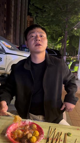 一个平凡的下午36岁的白女士带着30+的傻弟弟白先生翘了一天班俩人分b没挣依然嘻嘻哈哈,白女士请白先生按摩结束后,白先生请白女士吃了麻辣刷串,白先生喝了两瓶绿棒子,白女士喝的饮料,天气微凉俩人坐在路边摊看着摊位忙碌的一家三口 感慨万千。回想到了我俩带着妈妈开黑作坊的时候…#看cba喝雪花