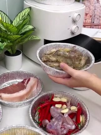 喜欢美食的朋友们看过来了!这个空气炸锅锡纸盘真的太好用了,它是加厚的锡纸材质,可以承受很高的温度,还不会漏油,让你在家也能轻松做出好吃的食物。而且它用起来很方便,只需要把食材放进去就可以了,特别适合懒人朋友,同时它的价格也很便宜,真的很划算哦!#锡纸空气炸锅