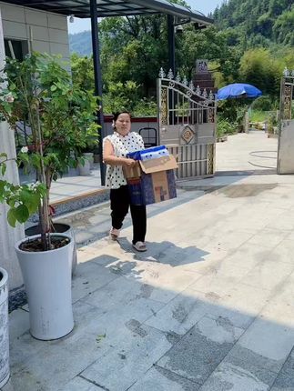 快快快!姐妹们赶紧去抢这个足足十二大提的悬挂式抽纸!这可是一个账号只能薅一单的超级大羊毛!不仅便宜量还大,而且还送咱们一个特别可爱的挂钩!它是这种抽取式的,用一张抽一张就贼方便,而且它这个纸张质量真的特别好,湿水也不易破,刷到还有库存的话赶紧冲!#抽纸 #抽纸推荐 #花之护抽纸 #抽纸