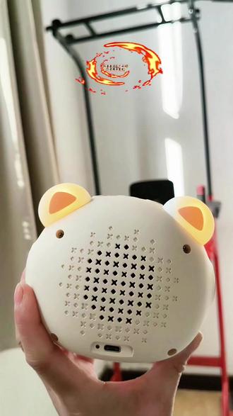 波比熊T9是一款功能丰富的智能语音闹钟,主要面向儿童和学生群体,具备以下核心功能:
1.智能语音交互:
支持’‘你好波比”语音唤醒,操作简单,可直接通过语音设置闹钟、倒计时、查询天气等日常指令。
2.学习辅助:
覆盖1-12年级教材,支持语文生字、英语单词的听写和跟读。提供英语听说读练功能,内置新东方、清华英语等教材,帮助提升英语能力。辅助写作,例如提供作文思路和百科知识解答。
3.时间管理:
支持60组闹钟设置,可定制周期(如周一至周五)。可视化计时器(正计时、倒计时、番茄钟),帮助孩子直观管理时间。
4.娱乐与教育结合:
播放儿歌、故事、名著等音频内容,涵盖早教、古诗、英语儿歌等。内置百万级音频资源,包括快乐读书吧推
荐内容。
5.其他功能:
支持语音控制夜灯(如开灯关灯),增加生活便利性。外观设计圆润可爱,吸引孩子主动使用。