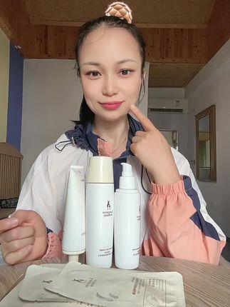 袋鼠妈妈的这套大米补水套装清爽保湿不油腻非常好用的,价格实惠补水效果很好没有激素一套只要99元,姐妹们可以放心用!