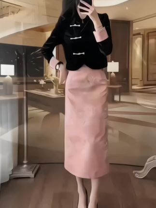 #创作灵感 ,姐妹们快来看看这套衣服,简直太美了!早秋,换上这应季新款的衣服吧!它是新中式的风格,加上现代元素的改良设计,让你既能感受到传统服饰的魅力,又能穿出青春活力感。而且它的面料很好,穿上身很舒服,这套衣服非常适合爱美的女生穿哦#新中式穿搭 #优雅气质 #名媛穿搭 #东方美学 @DOU+小助手