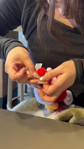 大年初一那天给福小莎穿裤子和袜子 这有点太难穿了#肯德基福小莎 #肯德基乒乓球