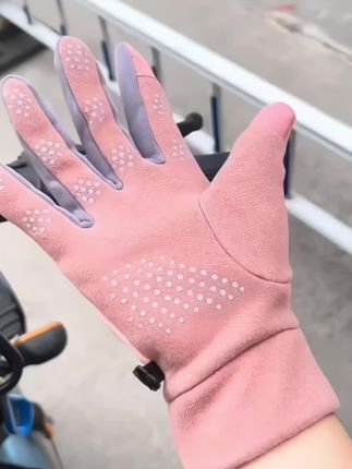 天气越来越冷了,早上骑车出门,这个小手套可以提前备上了。手心是防滑颗粒,不会影响手部的灵敏度,还是可以触屏的。这样戴手套也不耽误用手机。加绒的内里非常暖和,而且还是防水的面料,天冷了经常骑车出门的小伙伴可以安排上啦!#手套#加厚保暖 #防水耐磨#好用不贵经济实惠#好物推荐🔥