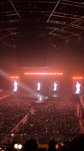 #演唱会现场live Ella解接和大家聊天 还是以前机灵搞怪的可爱鬼啊啊啊啊啊!!! 真有人提前准备带着结婚照去看演唱会也是绝了哈哈哈哈哈