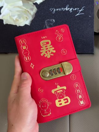 又存满了一本现金,姐妹们存现金真的好快乐,不知不觉就存满了一本,没事拿出来翻一翻真的满满的感就感,这个是新款暴富存钱册。磁吸搭扣开合方便,一页前后有两个插袋,一本的话就可以装2万块钱了。#越来越有钱 #攒钱 #存钱本 #现金收纳册 #暴富