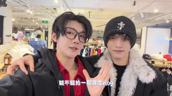 云熠家滑雪🏂🏻vlog 云旗教郝熠然滑雪 无奈又宠溺
#滑雪vlog #上热搜 #高难度动作