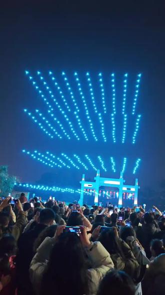 湖北枣阳2026年元宵节灯光秀。全程无剪辑,无变速!(恰逢美、以色列与伊朗交战之时,下面群众叫声与时局遥相呼应)