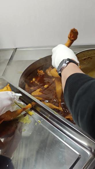 精选400天以上的老母鸡,风干后门店现卤#为家乡美食打call #地方特色美食 #真材实料才能做出好味道 #抖出家乡味 #分享家乡美食