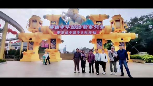 #上热门
《游深圳锦绣中华》
移天缩地入芳丛,万象微开一鉴中。
秦月半墙窥汉瓦,滇池九曲抱尧嵩。
雕甍刻角争云势,棹影蹄声带古风。
借得神州千里色,来妆深圳四时红。
注:本诗以“移天缩地”起笔,突显锦绣中华微缩景观之奇趣。中二联选取秦月汉瓦、滇池尧嵩等典型意象,辅以雕甍棹影的动态描摹,在方寸间展现中华文明的时空交响。尾联以“借色妆城”作结,既暗合深圳博采众长的城市精神,又赋予微缩景观以文化传承的深远寓意。