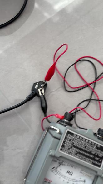 客户说锅没问题,去物业和其他楼层那试都不会跳闸,自家插哪都跳,是不是做的电路有问题,然后我就给她家空气炸锅上了点手段现原形,漏保跳了多次也还是更换了,漏保跳的次数多了内部可能有损伤,换了保险点#电工知识