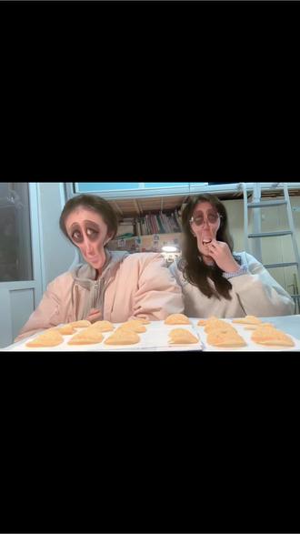 大学牲玩吃薯片游戏 @Kim^揉脸颊
#橘右京不知火舞 #黑人老嫂子 #薯片游戏#女巫的毒药 #开学前的精神状态