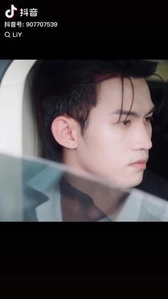 #嗑cp 一直想不明白,两人最终复合的原因,直到多次重温小说,我突然就明白了,其实游主任最终原谅的原因,是因为他对樊宵所有的情绪底色都是爱,最终的原谅中也没有妥协因素,而是心甘情愿的再次拥抱樊宵的爱,他爱死了樊宵,之所以一直放不下,是因为游主任一直放不下最初樊宵找上他的原因,但是在一场和外人的谈话中听到“我们这种人越缺什么,就越憎恶什么,甚至有时分不清是憎恶还是向往”这段话后,对于最在意的点也释然了,他明白樊宵不是不爱只是不会爱,再结合樊宵的改变以及一直以来默默做的一切,樊宵一直用实际行动表达他的爱,最终游主任就坦然了,他知道樊宵从始至终都是爱他的,那么和好对于果断的游主任来说,就是必然的~