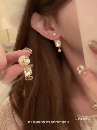 谁戴谁好看的绝美CD方糖耳环 一款两戴的设计轻松适配各种穿搭,走得了日常通勤也压得住聚会气场,我是真的好爱啊#耳环搭配技巧 #耳饰分享 #秋冬新款 #配饰的重要性 #配饰分享