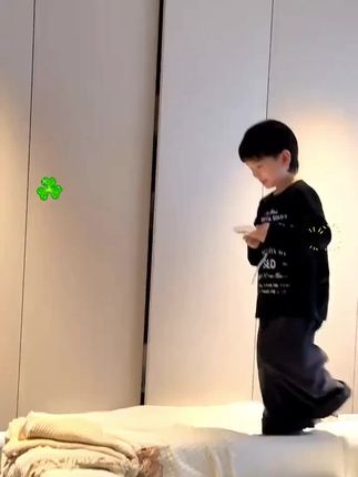 立秋后,天气越来越凉了,赶紧给娃入了两件超百搭的纯棉长袖T恤,随便搭个裤子都好好看!整个面料柔软舒适又透气,孩子贴身穿特别舒服,整个版型也是宽宽松松的,宝宝穿着就很自在。这么实穿又有质感的小T恤,家有孩子的千万别错过,快给娃安排上!#童装 #儿童穿搭 #潮童必备 #儿童服装 #儿童穿搭分享