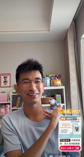 孙美丽直接把鹦鹉🦜蓝莓请进了直播间,漂亮,还给他安排了女友 蓝莓直接把小孙头发当鸟🐦巢了!鹦鹉太好玩了,没有想到,小孙还是养鸟高手呢!录屏分享!#东方小孙#孙东旭 #孙美丽#鹦鹉#鹦鹉鹦鹉萌萌哒逗鹦鹉