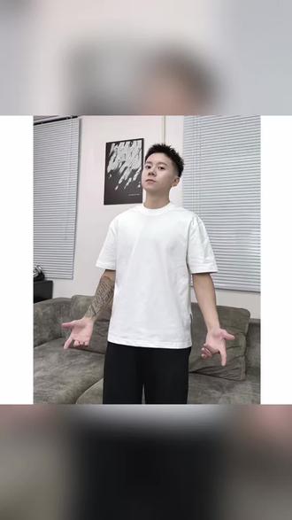 基础款纯白短袖,百搭不挑人,叠穿单穿都好看,是衣柜里的万能款!#基础款白T恤 #男士简约穿搭 #夏季百搭短袖 #cleanfit基础款 #日常休闲穿搭