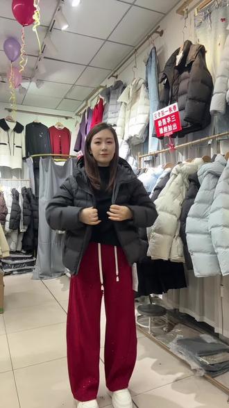 小个子红色弯刀卫裤实拍来了,过年回家多喜庆#女装 #穿搭 #实体店#红色裤子穿搭 #今天穿什么