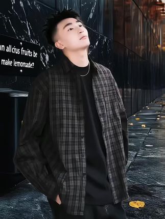 宝子们👋,今天必须给你们安利这款超赞的男士纯棉格纹翻领衬衫🎉!它就像时尚界的百搭小能手✨,随便一穿都超有型🤩。💯纯棉材质亲肤透气🌿,格纹元素经典又时髦🌈,翻领设计增添绅士感👨💼。日常通勤、休闲聚会都能轻松驾驭😎。 #男士穿搭 #格纹衬衫 #纯棉衣物 #时尚单品 #情侣装推荐