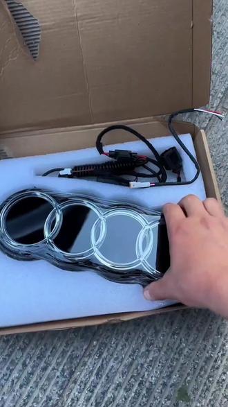 来,兄弟们给大家介绍一款咱的动态的发光车标,给大家展示一下这个效果,兄弟们这个是第一种效果,给你们看一下。这个是第二种效果,兄弟们有喜欢的老铁直接在下方小黄车拍就行了。#奥迪 #奥迪汽车 #奥迪a6l #奥迪a7 #奥迪发光车标