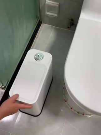 卫生间的垃圾桶一定要选这种带盖的,按下开关就能开,扔完垃圾再按一下就关闭了,不仅可以避免尴尬,还能阻隔异味 #垃圾桶成为浪漫回收站#垃圾桶 #居家好物 #夏季新款井自用好物推荐@DOU+上热门 @DOU+小助手